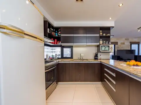 Casa en Venta con 4 cocheras