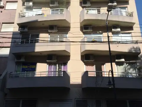 EXCELENTE DEPTO CERCA DE TODO, 2 AMBIENTES AMPLIOS CON BALCON