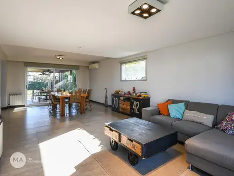 Casa 5 ambientes con 4 baños