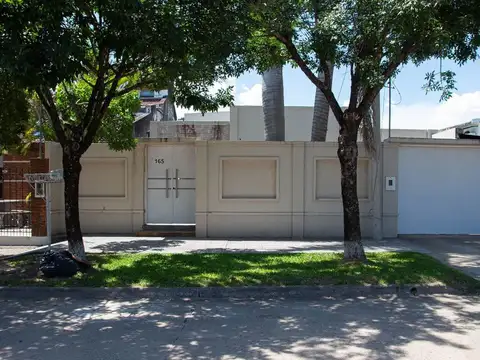 Amplia casa con gran parque en Reconquista