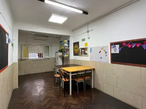 Casa 8 ambientes con 2 baños