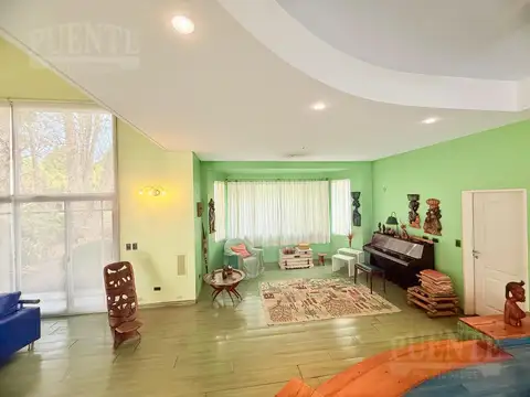 Casa en Venta con 2 cocheras