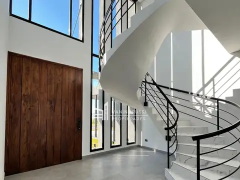 Casa 5 ambientes con 4 baños