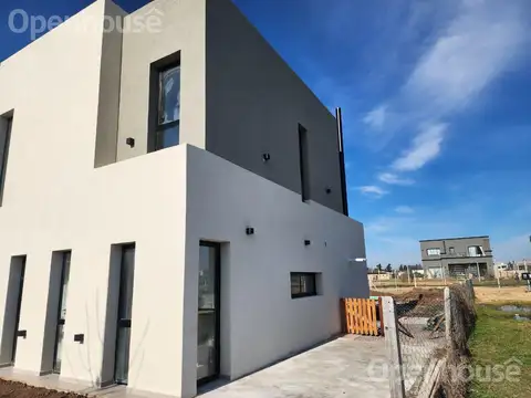 VENTA- LUMINOSA CASA A ESTRENAR - SANTA LUCIA-PILAR DEL ESTE
