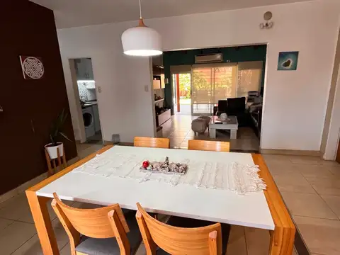 Casa 6 ambientes con 2 baños