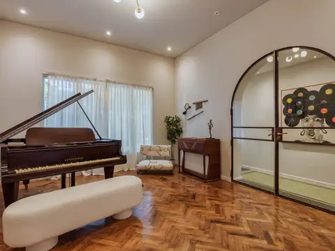 Casa 8 ambientes con 4 baños