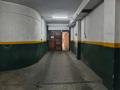 AMPLIA COCHERA 2 AUTOS / CAMIONETA