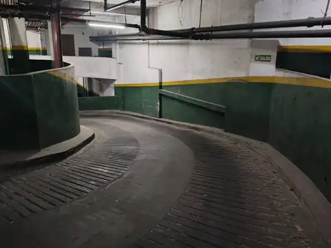 AMPLIA COCHERA 2 AUTOS / CAMIONETA