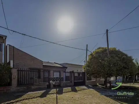 Casa en Alquiler con 2 cocheras