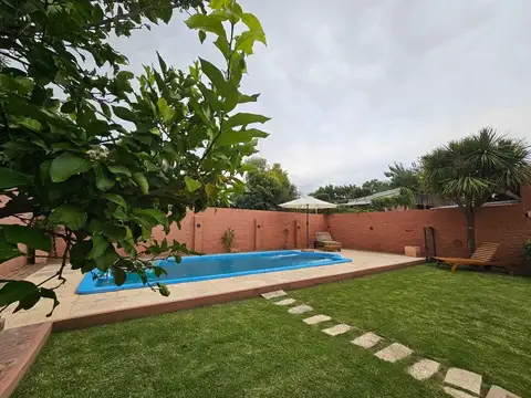 Casa en Venta con 2 cocheras