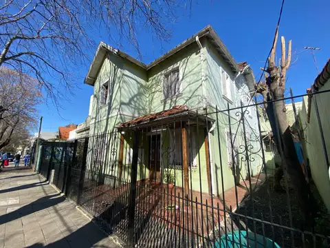 CHALET EN LA MEJOR ZONA DE BANFIELD.   OPORTUNIDAD: RETASADO MENOR PRECIO POR M2 a remodelar