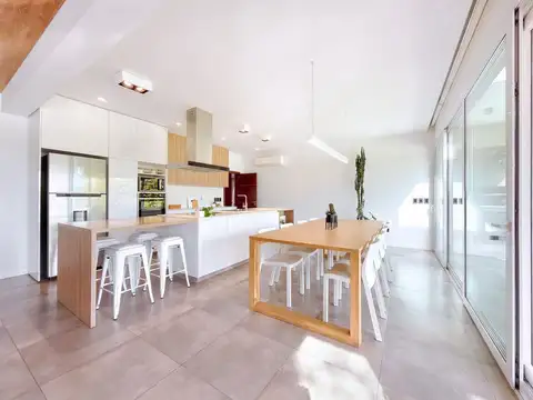 Casa 5 ambientes con 4 baños