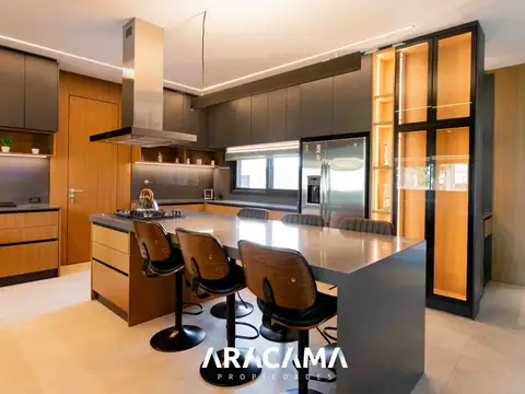 Casa 7 ambientes con 6 baños