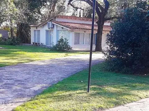 Casa 8 ambientes con 4 baños