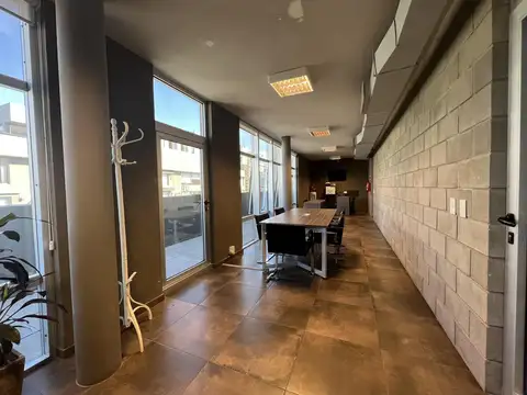 Oficina 6 ambientes con 12 baños