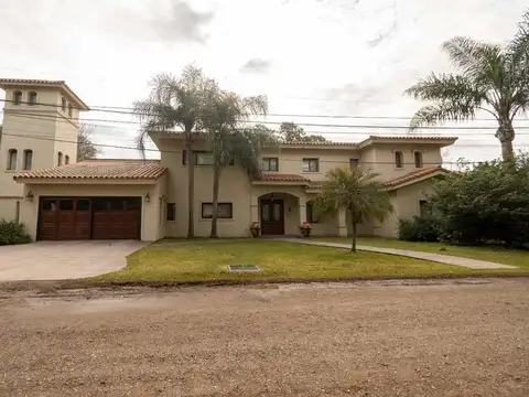 Casa 8 ambientes con 5 baños