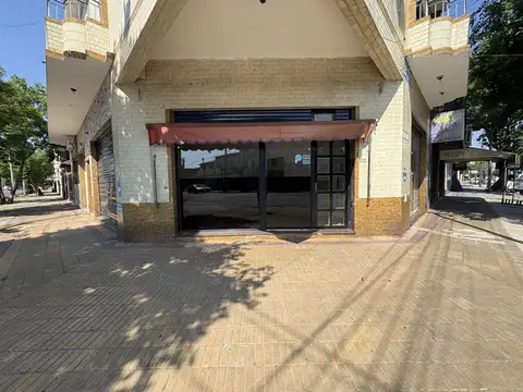 Gran local comercial de 90 mts aprox sobre ochava de av. transitada en Lanús E