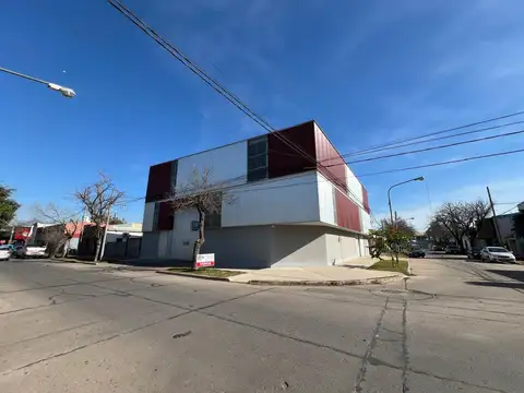 Amplio Galpón para diversos usos (actualmente cocheras)