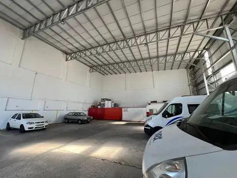 Amplio Galpón para diversos usos (actualmente cocheras)