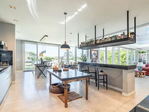 Casa 9 ambientes con 6 baños