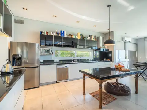 Casa en Venta con 11 cocheras