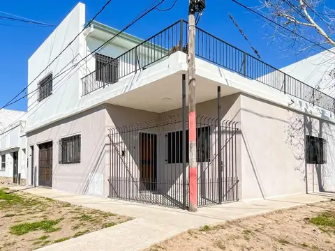 Casa con departamento en venta en La Plata.