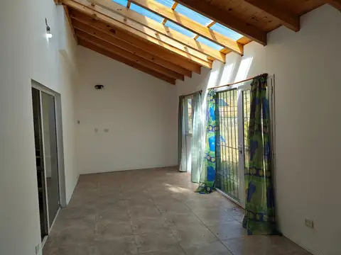 Casa 4 ambientes con 2 baños