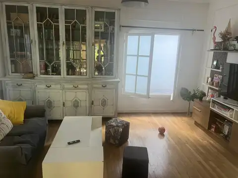 Casa 8 ambientes con 4 baños