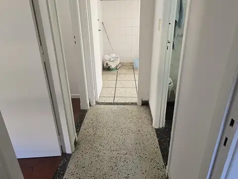 CASA (EN PH) DE 3 AMBIENTES EN PLANTA BAJA CON PATIO, COCHERA Y TERRAZA EN VENTA. OLIVOS