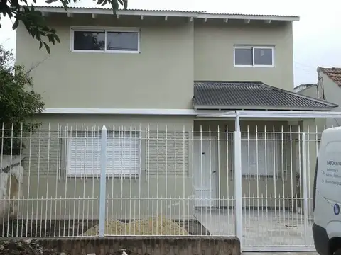 Casas en venta  - 8 dormitorios 3 baños - 260mts2 - Adrogue