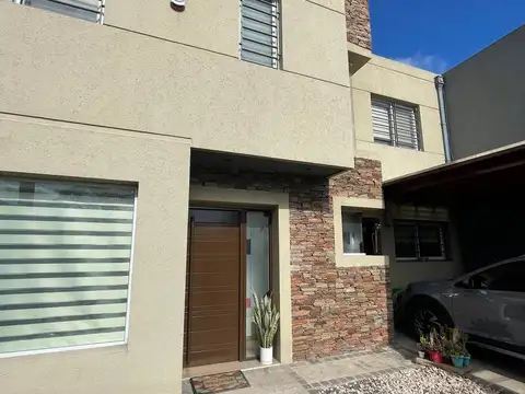 Casa 4 ambientes con pileta y jardín en venta en Ituzaingo