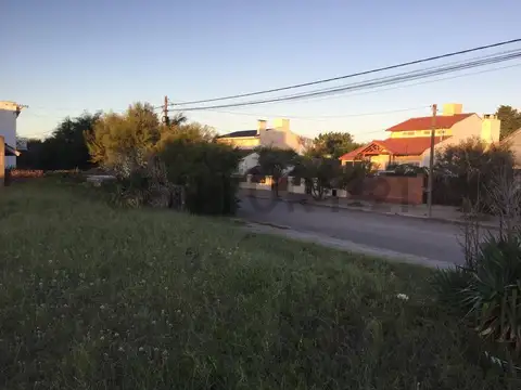 Dos lotes contiguos en block y en esquina (550 m2) a 100 metros del mar