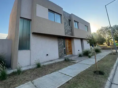 Casa en Venta en Miradores De Manantiales, USD 259.000