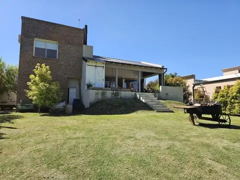 Casa de 2 plantas, 3 dormitorios con jardín y bajada al río!  Barrio Náutico Privado El Solar d...