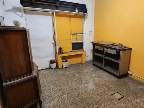 Casa 3 ambientes a refaccionar. Lote de 11 x10 - Villa Luro