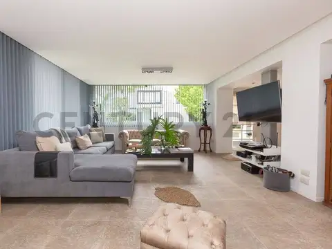 Casa en Venta con 2 cocheras