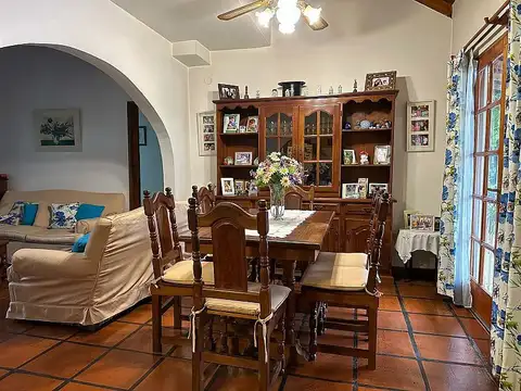 Casa de 5 ambientes con quincho y pileta, más 2 departamentos de 1 ambiente. Barrio Uno, Ezeiza.