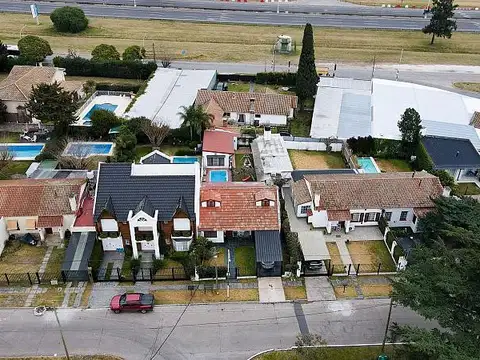 Casa de 5 ambientes con quincho y pileta, más 2 departamentos de 1 ambiente. Barrio Uno, Ezeiza.