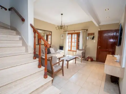 Casa en Venta con 2 cocheras