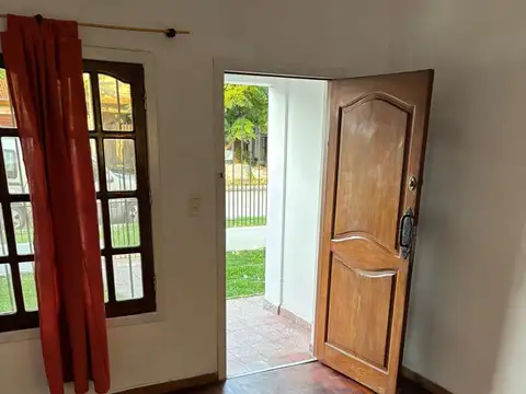 Casa en Alquiler con 1 cochera