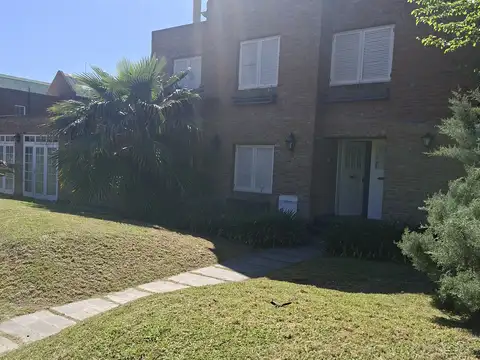 Casa 8 ambientes con 4 baños