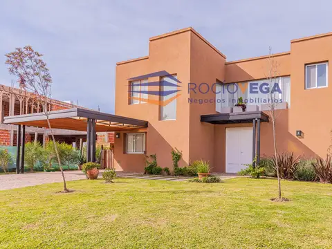 Casa en venta en el Cantón Norte con vista  a la laguna