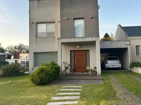 CASA EN VENTA 4 AMB C/PILETA, EL CARMENCITO.