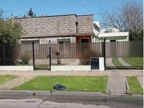 gran terreno con vivienda con pileta