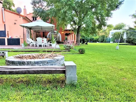 Exclusiva casa estilo colonial en barrio con portón sobre 2.100mts2. de lote. en la mejor zona.