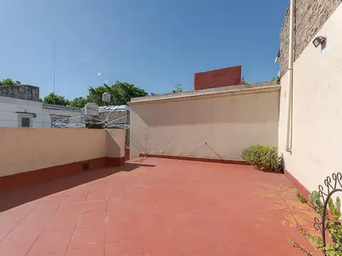 CASA DE PASILLO CON PATIO Y TERRAZA EXCLUSIVA EN ABASTO