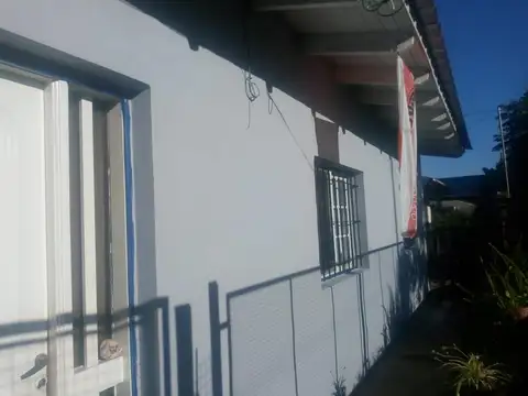 vendo muy buena casa en Campana de 4 ambientes,patio con galpon y entrada para auto