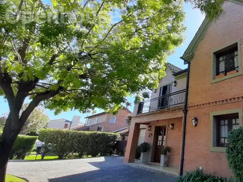 Casa 7 ambientes con 3 baños