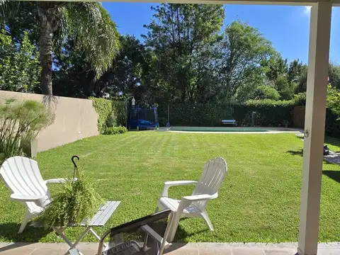 Venta Casa 4 dormitorios, cochera , pileta. Funes