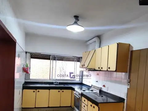Casa en Alquiler con 2 cocheras